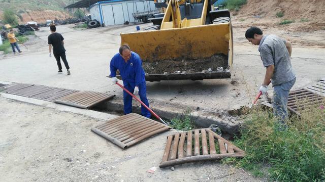 掘進公司北翼項目部修屋筑渠保安全