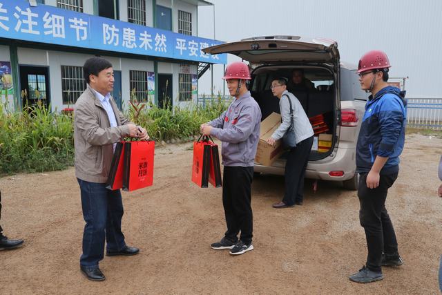 銅川分公司領導班子成員深入施工一線開展節日慰問