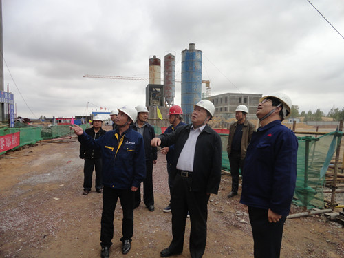 陜煤集團總經理助理、建設集團聯合黨委書記、董事長寧興剛一行中秋節深入曹家灘項目工地視察慰問