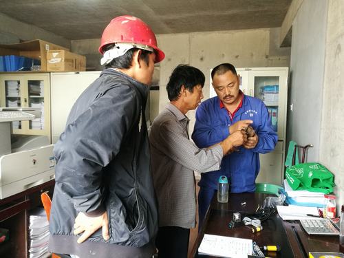 韓城分公司土建八項目部防護門自動開閉裝置創新創效保安全