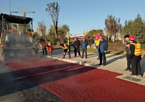 追趕超越，完成彩色路面工程，實(shí)現(xiàn)第一階段目標(biāo)