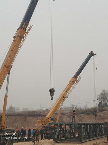 銅煤公司承建的年產30萬噸鋁鎂合金項目氧化鋁1#2#倉庫順利完成鋼桁架吊裝