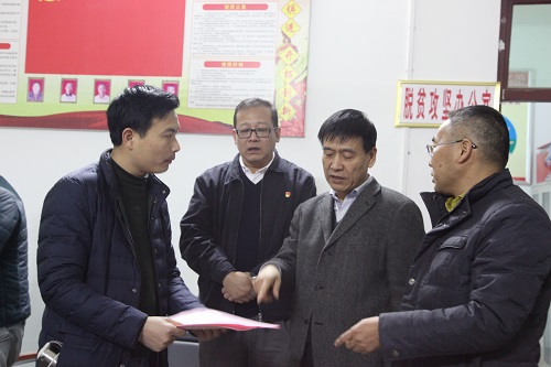 侯本英一行深入大壩村指導檢查扶貧工作