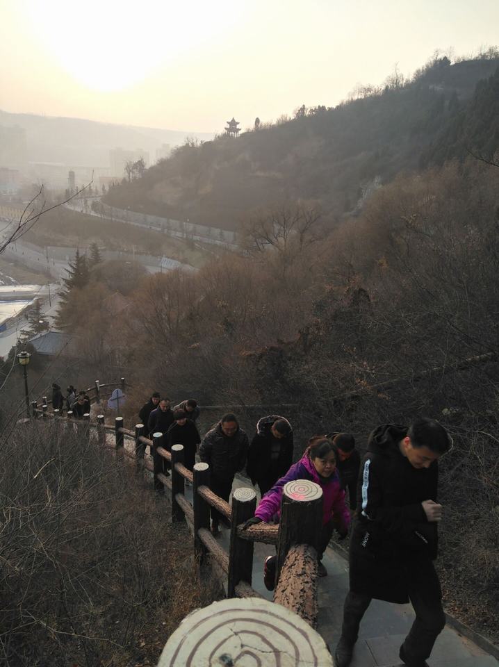 設(shè)備租賃中心開展“慶元旦﹒迎新春”登山活動(dòng)