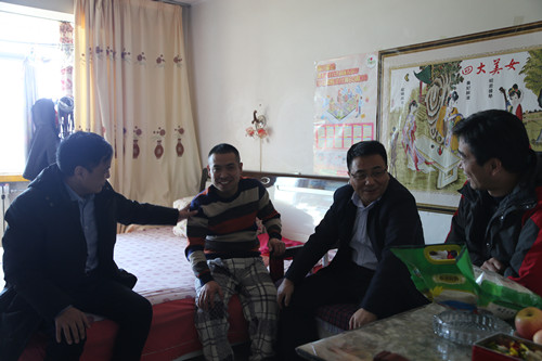 建設(shè)集團(tuán)副總經(jīng)理王明智深入機(jī)電安裝公司情暖困難職工