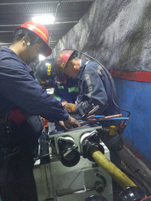 機電安裝公司檸條塔項目部更換下組煤變電所開關更換記