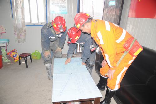 掘進公司北翼項目部師帶徒掀起比學技能新熱潮