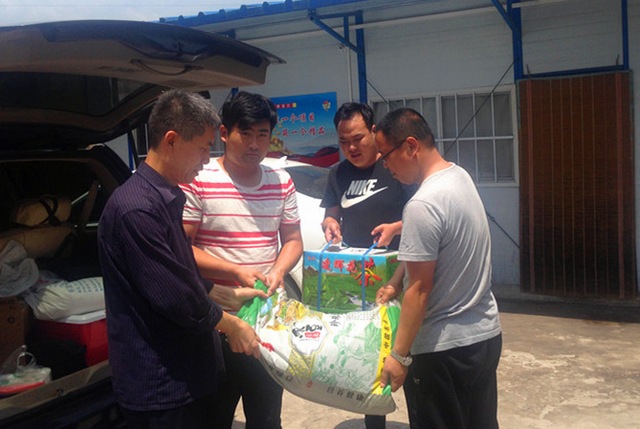 炎炎夏日送清涼  濃濃關愛沁人心