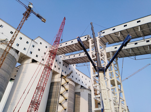 陜煤建設天工公司土建二部小保當選煤廠最終篩分車間至塊煤倉2#棧橋順利吊裝