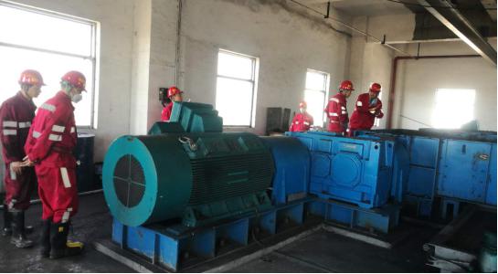 榆北煤業(yè)公司總經(jīng)理石增武深入機電安裝公司施工一線開展調(diào)研