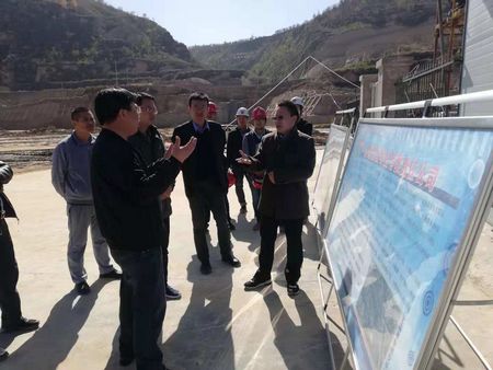 揚州市對口幫扶榆林市工作組組長、榆林市政府副秘書長孫景亮一行蒞臨陜煤建設天工公司承建的清澗北國棗業紅棗深加工項目考察指導工作