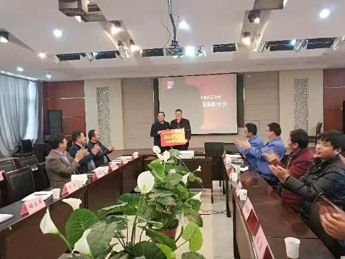 昨日風雨兼程 今朝榮譽加身