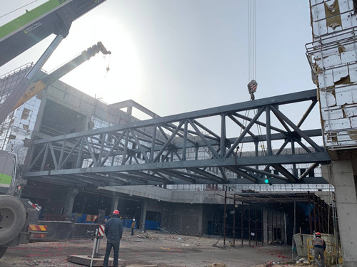 陜煤建設天工公司土建十七部小保當鋼連廊順利吊裝完成