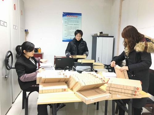 卷黃怕得無人閱 重換妝容貌比花