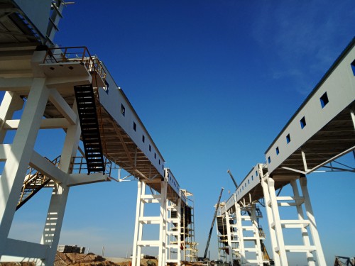 陜煤建設澄合分公司小保當煤礦火車快速裝車站鋼結構棧橋順利吊裝完成