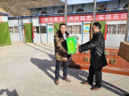 陜煤建設礦建二公司除夕慰問基層職工