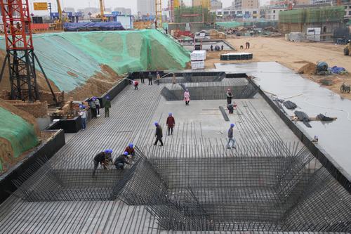 陜煤建設銅煤公司金地華府1#-8#樓項目雨中“會戰(zhàn)”熱度不降溫