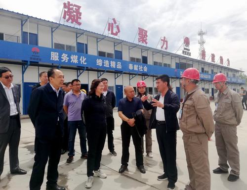 靖邊縣縣長賀湘如一行蒞臨陜煤建設(shè)銅煤公司金地華府項目檢查指導(dǎo)工作