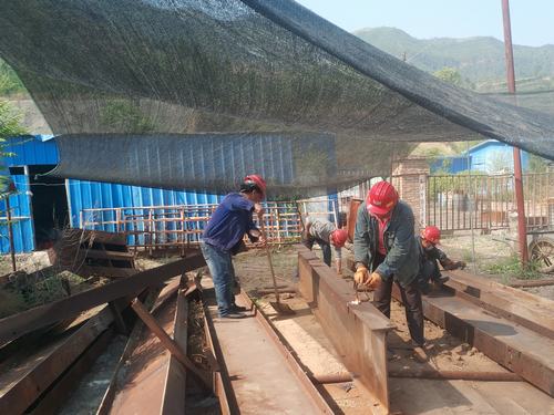 陜煤建設礦建二公司修舊利廢為建莊項目籌備添磚加瓦