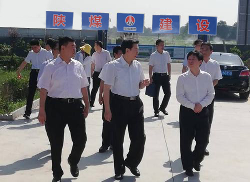 陜西省委常委、省委政法委書(shū)記莊長(zhǎng)興一行深入陜煤建設(shè)渭南分公司南京金龍電動(dòng)車(chē)項(xiàng)目開(kāi)展調(diào)研