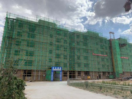 陜煤建設天工公司土建十七部承建的小保當管理及技術人員1#、2#公寓樓順利封頂