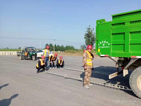 陜西公路局檢查組深入G242大荔過境段公路項目檢查指導工作