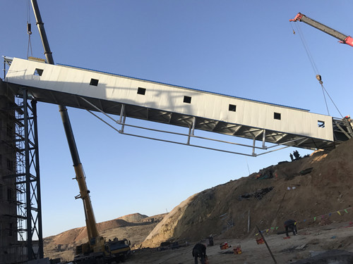 陜煤建設天工公司土建一部沙梁煤礦鍋爐房上煤棧橋鋼桁架吊裝完成