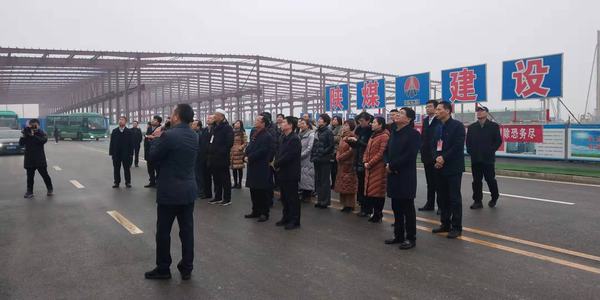 省人大代表觀摩團一行到渭南南京金龍電動車項目現場查看工程進度