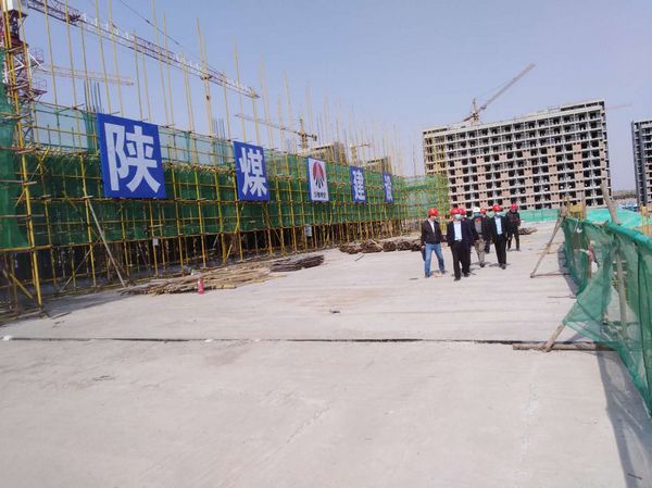 榆北煤業有限公司副總經理黃永安蒞臨天工公司承建的文體中心工程檢查指導