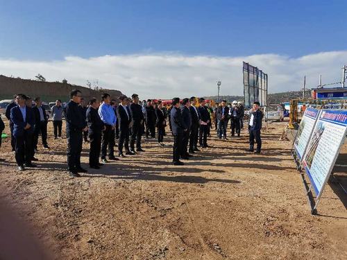 彬州市市長王宏志蒞臨銀西高鐵站前廣場項目實地傳達習近平總書記來陜視察重要指示精神