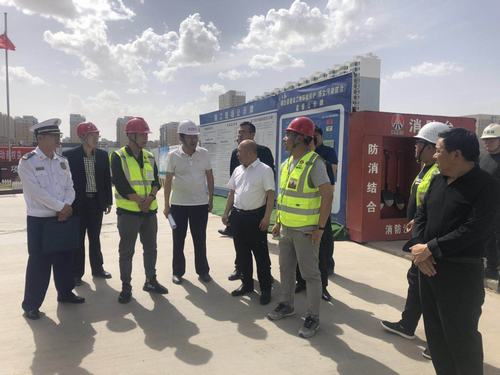 靖邊縣縣委常委、常務副縣長孟春偉一行蒞臨陜煤建設銅煤公司承建的金地華府項目檢查指導工作