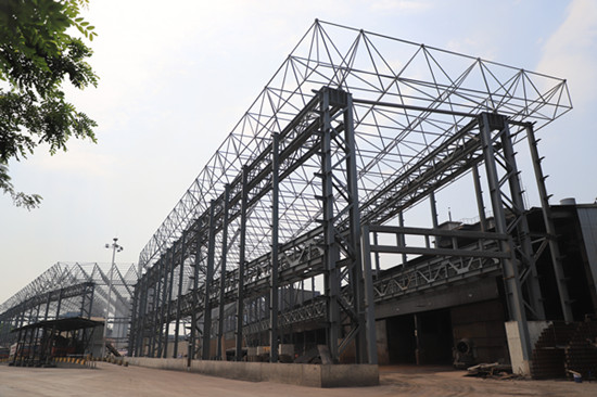 陜煤建設漢中分公司承建的漢鋼公司2#料場網架吊裝順利完成