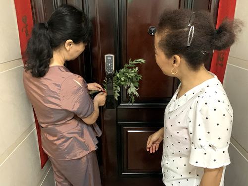 陜煤建設公司：龍灣水境小區物業開展“送艾草、迎端午”活動