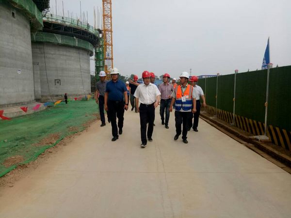 中儲糧西安分公司總經理戴中文、新建項目領導小組組長王錄印蒞臨天工公司承建的中儲糧淺圓倉工地檢查指導工作