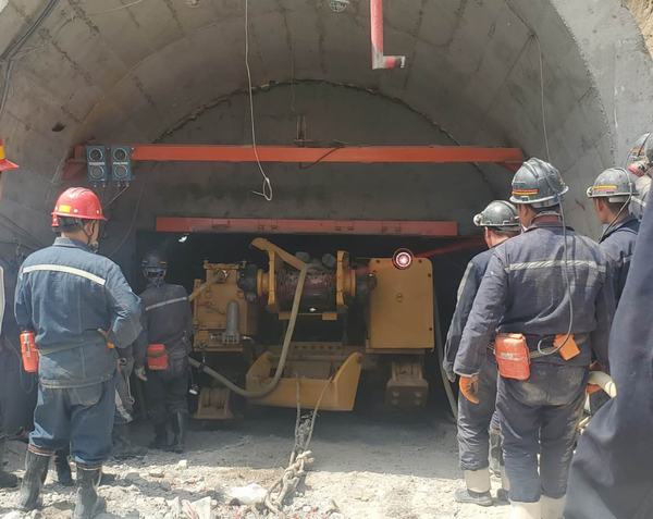 陜煤建設礦建二公司車村項目部首批綜掘機順利入井