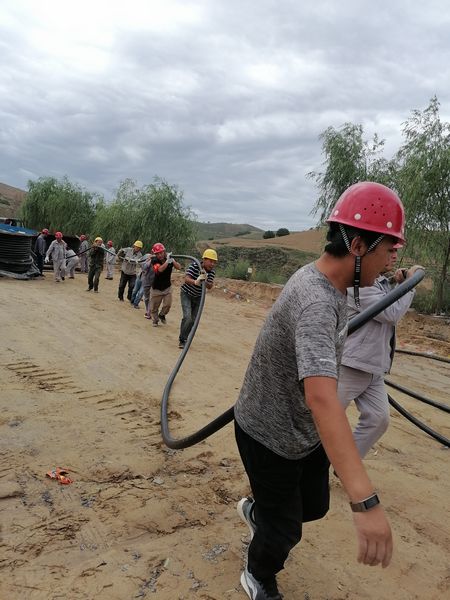 陜煤建設天工公司安裝三部連續奮戰十四小時成功敷設電纜