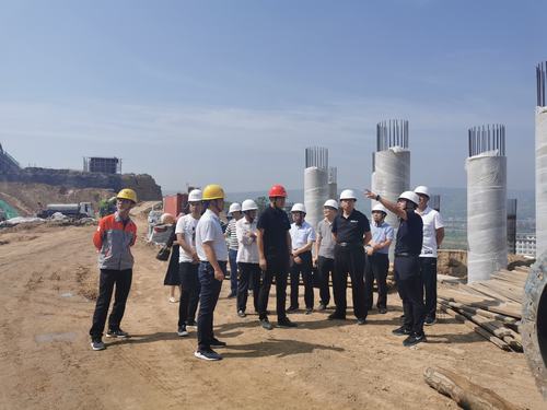 彬州市人大副主任衡沖蒞臨銀西高鐵彬州東站前廣場調(diào)研巡查工作