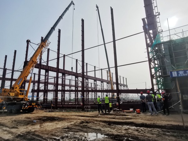 陜煤建設渭南分公司南京金龍項目首個高危大工程吊裝工作順利開始