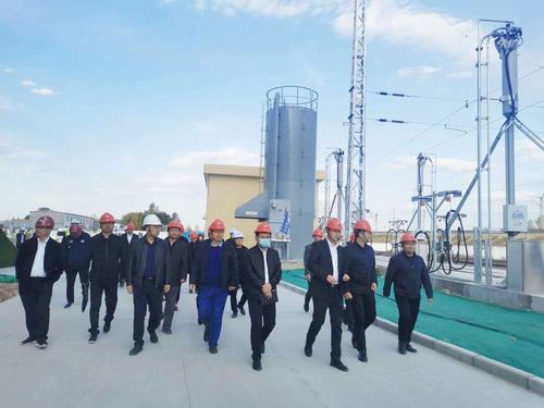 陜西省國資委宣傳處及各媒體采訪團深入靖神鐵路孟家灣機輛中心建設項目施工現場