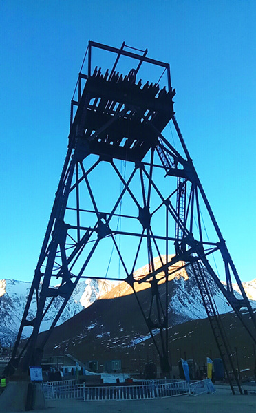 陜煤建設(shè)礦建三公司天山項目部Ⅵ型井架安裝工作圓滿完成