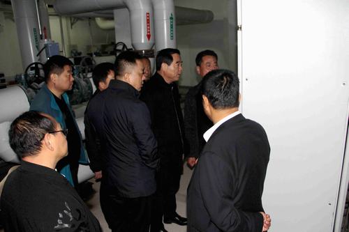 銅川礦業公司副總經理郭全營一行深入銅煤1#、2#小區現場檢查指導供暖準備工作