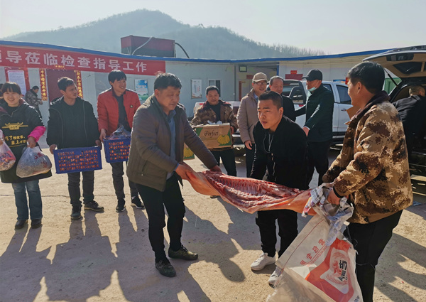 陜煤建設礦建三公司大年初一送“福”到工地！