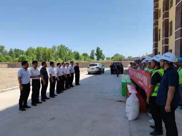 靖神鐵路公司黨委副書記、董事長陳俊濤為陜煤建設銅煤公司第八項目部靖神鐵路孟家灣機輛中心項目干部職工等送清涼