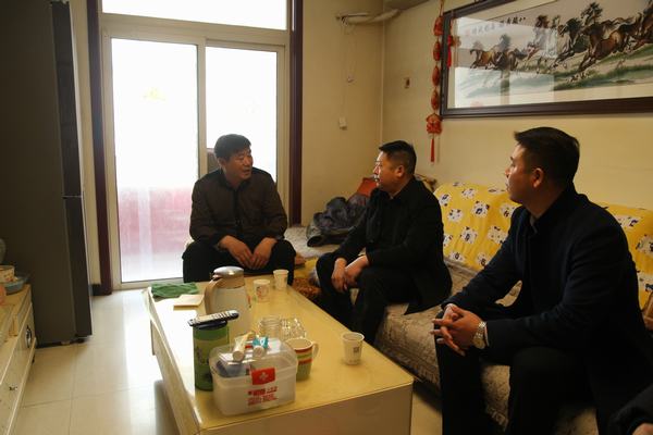 陜煤建設銅煤公司黨政領導春節前夕看望慰問困難職工