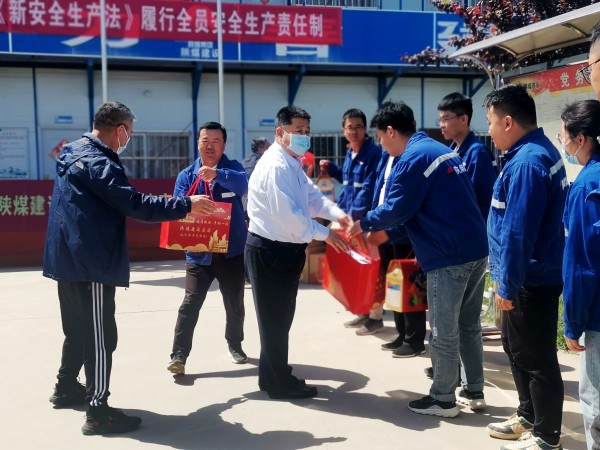 王寧慰問節日期間一線堅守崗位員工