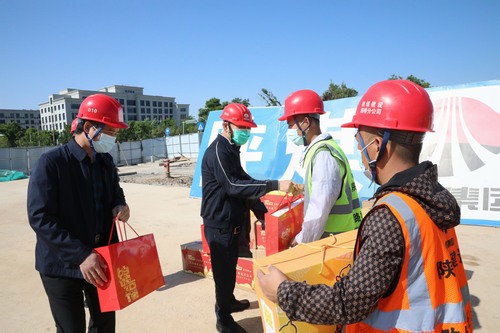 侯本英“五一”期間深入一線慰問干部員工