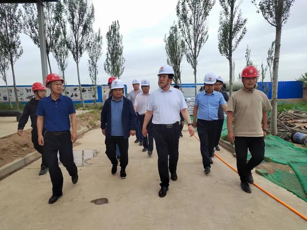 陜西彬長集團有限公司董事長、黨委書記白永明一行蒞臨陜煤建設(shè)路橋分公司彬長項目部檢查