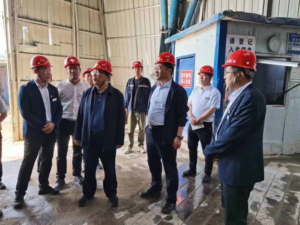 陜煤股份有限公司常務(wù)副總經(jīng)理李孝波、彬長礦業(yè)有限公司總經(jīng)理焦小年蒞臨陜煤建設(shè)礦建二公司第一項目部檢查指導(dǎo)工作