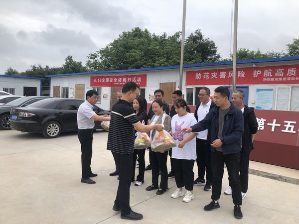 陜煤建設(shè)澄合分公司第十五項(xiàng)目部：夏季送清涼 愛(ài)心降酷暑