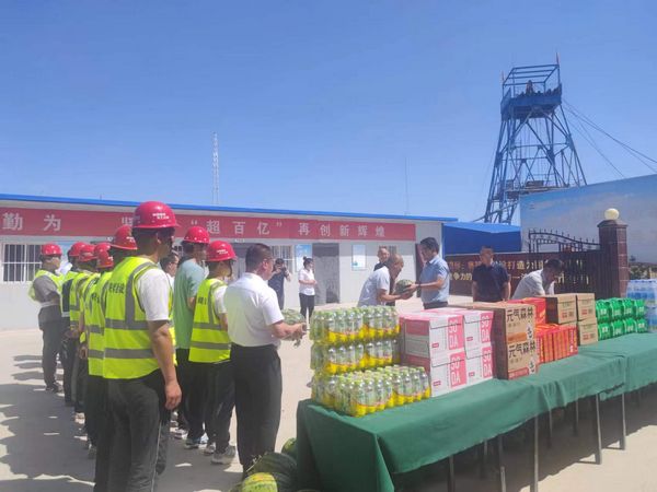 陜西彬長文家坡礦業董事長徐景果深入施工一線慰問職工